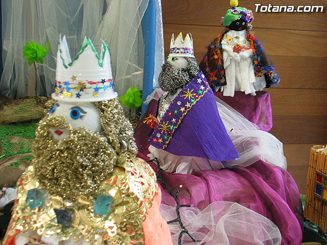 Los usuarios del Servicio de Apoyo Psicosocial realizan un innovador, creativo y original Beln de Navidad con materiales reciclados - 11