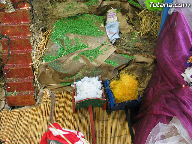 Los usuarios del Servicio de Apoyo Psicosocial realizan un innovador, creativo y original Beln de Navidad con materiales reciclados - 12