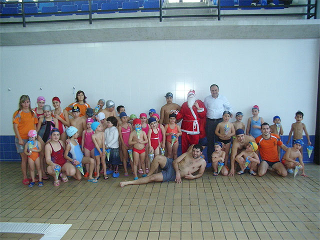 Finalizan los cursos de natación del último trimestre del año 2008 en la piscina municipal cubierta, Foto 1