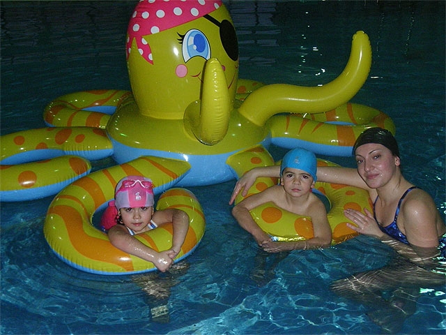 Finalizan los cursos de natación del último trimestre del año 2008 en la piscina municipal cubierta, Foto 2