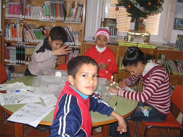 La Biblioteca Municipal organiza actividades para ayudar a los más pequeños a escribir las cartas a los Reyes Magos, Foto 1