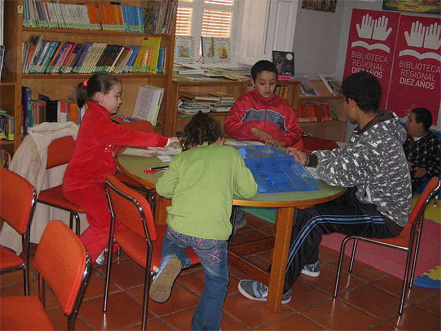 La Biblioteca Municipal organiza actividades para ayudar a los más pequeños a escribir las cartas a los Reyes Magos, Foto 3