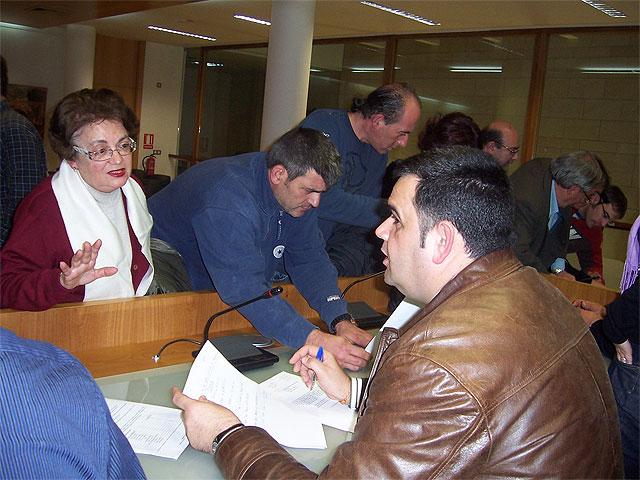 El Ayuntamiento y los afectados por el futuro trazado del AVE crean una plataforma, Foto 1