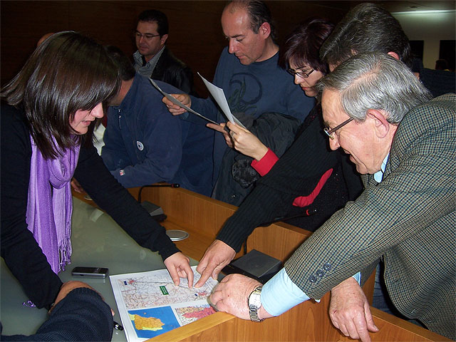 El Ayuntamiento y los afectados por el futuro trazado del AVE crean una plataforma, Foto 2