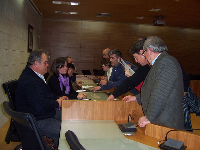 El Ayuntamiento y los afectados por el futuro trazado del AVE crean una plataforma, Foto 4