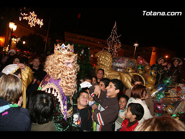 Los Reyes Magos repartirán cerca de 40.000 juguetes y alrededor de 30.000 piruletas y chucherías desde las carrozas durante la tradicional cabalgata, Foto 1