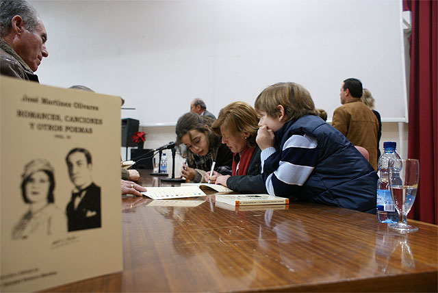 La escritora lumbrerense Mª Soledad Romera presenta su nuevo libro Romances, Canciones y Otros Poemas - 1, Foto 1