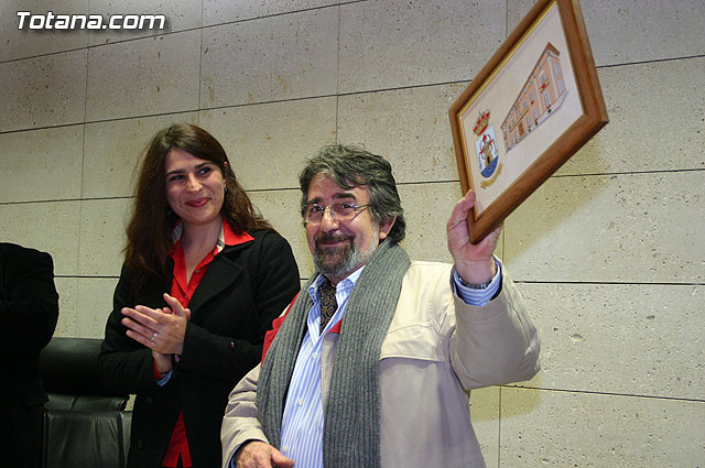 Autoridades municipales realizan una recepción institucional al escultor y belenista, José Luís Mayo Lebrija, Foto 1