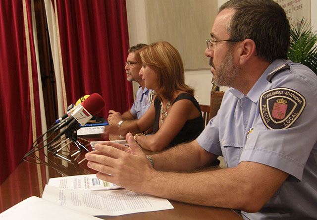 Detenidos dos hombres por ofrecer relojes y bisutería falsa en los establecimientos de la ciudad - 1, Foto 1