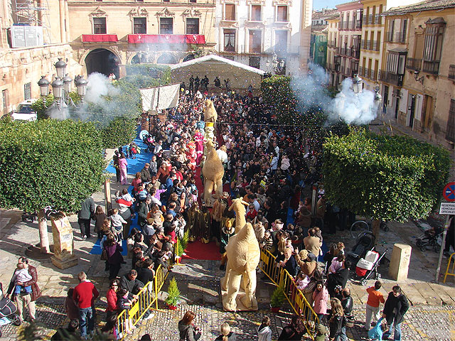 Los Reyes Magos de Oriente visitaron el Ayuntamiento de Lorca y la Plaza de España - 1, Foto 1