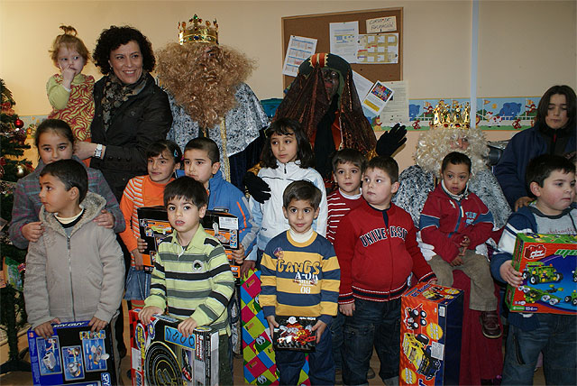 Los Reyes Magos visitan a los niños del Centro de Atención Temprana de la Asociación de Discapacitados El Castillo - 1, Foto 1