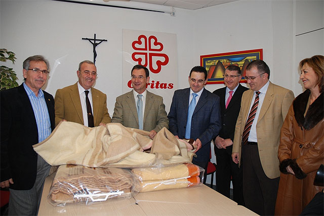 El consejero Bascuñana entrega 200 mantas a Cáritas para auxiliar a los más necesitados - 1, Foto 1