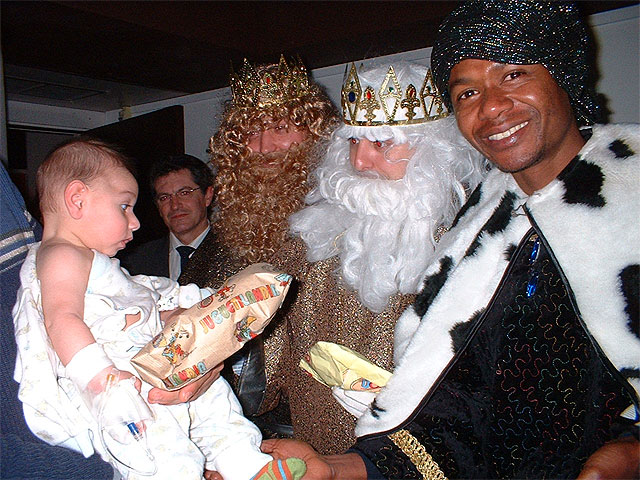 Visita de los Reyes Magos al Hospital Rafael Méndez - 1, Foto 1