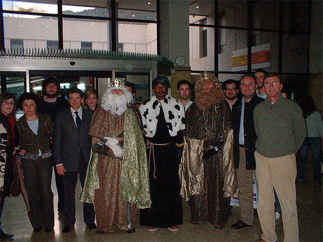 Visita de los Reyes Magos al Hospital Rafael Méndez - 2, Foto 2