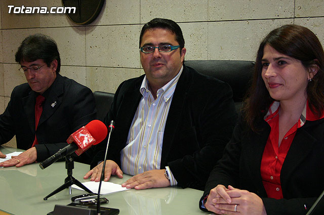 Autoridades municipales realizan una recepcin institucional al escultor y belenista, Jos Lus Mayo Lebrija - 1