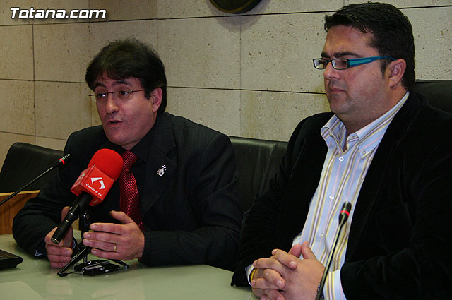 Autoridades municipales realizan una recepcin institucional al escultor y belenista, Jos Lus Mayo Lebrija - 6