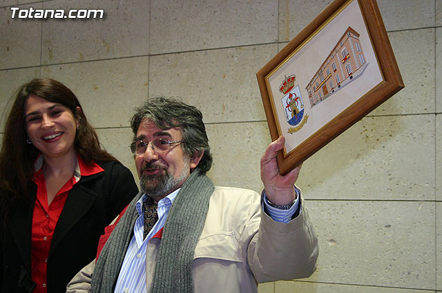 Autoridades municipales realizan una recepcin institucional al escultor y belenista, Jos Lus Mayo Lebrija - 11