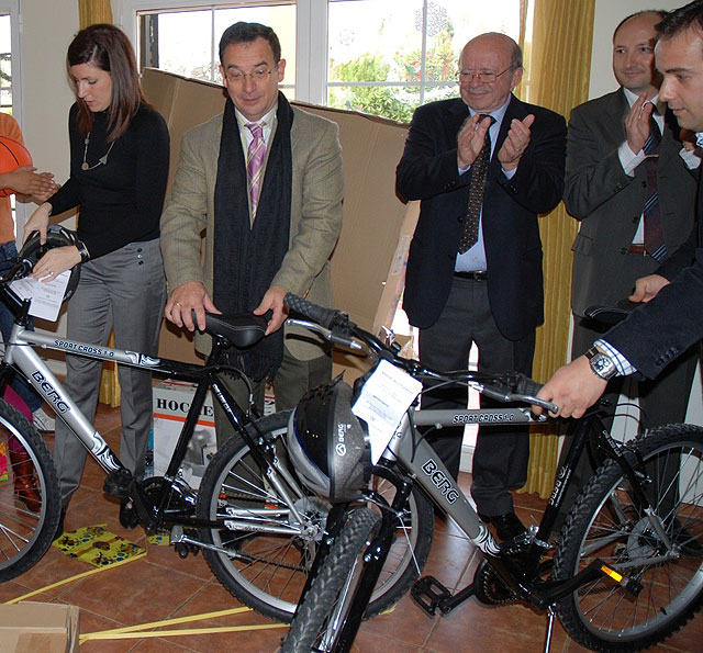 El consejero de Política Social entregó los regalos de Reyes a los menores del Centro de Protección de El Badén - 1, Foto 1