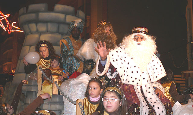 Los Reyes Magos de Oriente repartieron ilusión a los niños y mayores de Jumilla - 1, Foto 1