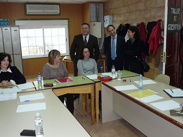 El Alcalde de Molina de Segura y el Director del Servicio Regional de Empleo y Formación visitan la Escuela Taller Casa del Horno del Concejo y el Taller de Empleo Mujeres de Molina III - 2, Foto 2