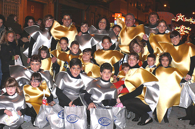 Los Reyes Magos de Oriente repartieron ilusin a los niños y mayores de Jumilla - 2