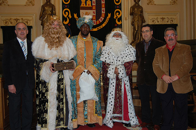 Los Reyes Magos de Oriente repartieron ilusin a los niños y mayores de Jumilla - 3