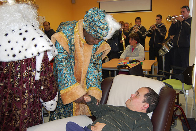Los Reyes Magos de Oriente repartieron ilusin a los niños y mayores de Jumilla - 4