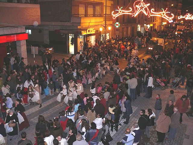 Los Reyes Magos de Oriente repartieron ilusin a los niños y mayores de Jumilla - 5