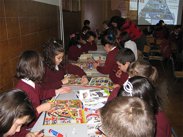 La Concejalía de Sanidad desarrolla un taller  de nutrición  y un desayuno saludable con  los niños  del colegio “Reina Sofía”, Foto 2