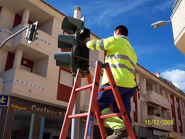 Sustituyen las ópticas de los semáforos adapatándolas a la nueva tecnología LED para conseguir una mejor eficiencia energética, Foto 2