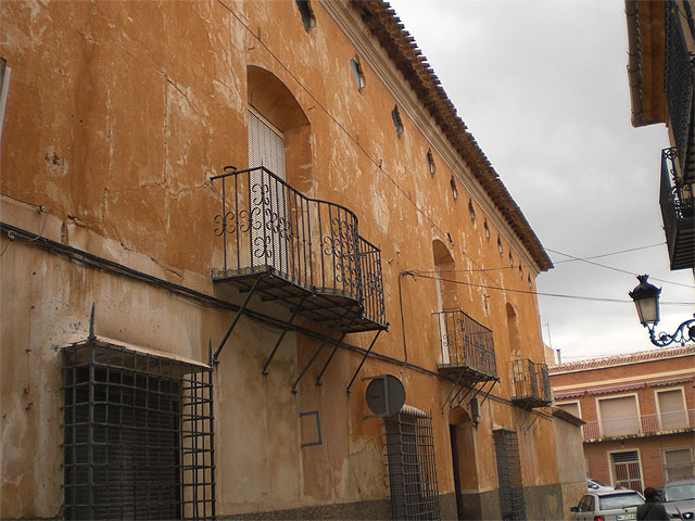 La Comunidad subvenciona el 75 por ciento de las obras de adecuación y restauración de las fachadas, cubiertas y medianeras de varios inmuebles de la calle Vidal Abarca y Mayor Triana, Foto 1