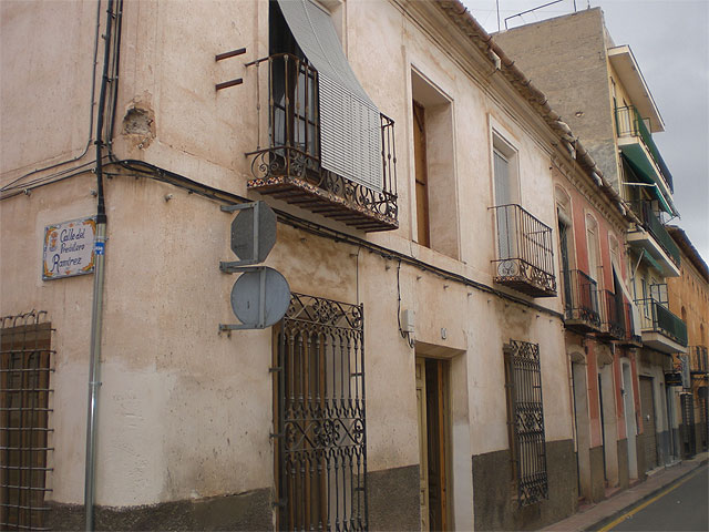 La Comunidad subvenciona el 75 por ciento de las obras de adecuación y restauración de las fachadas, cubiertas y medianeras de varios inmuebles de la calle Vidal Abarca y Mayor Triana - 2, Foto 2