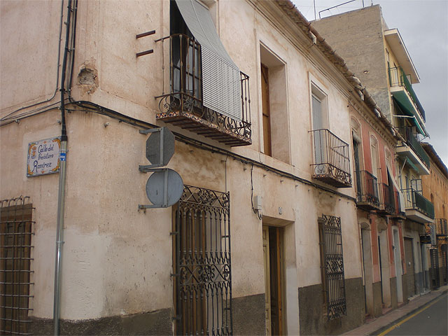 La Comunidad subvenciona el 75 por ciento de las obras de adecuación y restauración de las fachadas, cubiertas y medianeras de varios inmuebles de la calle Vidal Abarca y Mayor Triana, Foto 2