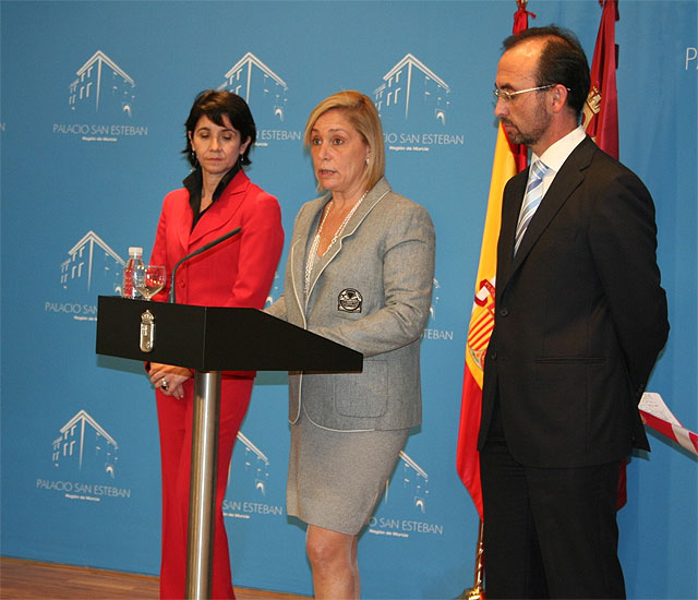 El Ejecutivo transfiere al Servicio Murciano de Salud los 1.740 millones de euros previstos en los presupuestos regionales para este año - 1, Foto 1