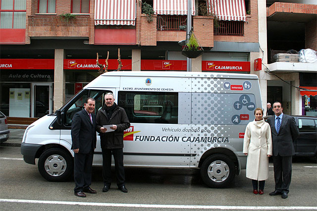 CajaMurcia entrega el vehículo adaptado para personas con problemas de movilidad - 1, Foto 1
