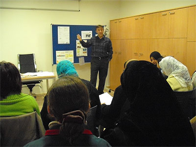 El Servicio Municipal de Inmigración de la Concejalía de Bienestar Social imparte una charla de consumo y organización doméstica, Foto 1