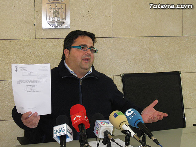 Carrión asegura que el ayuntamiento todavía no tiene que devolver la subvención concedida por el IMAS para la construcción del Centro Polivalente, Foto 1