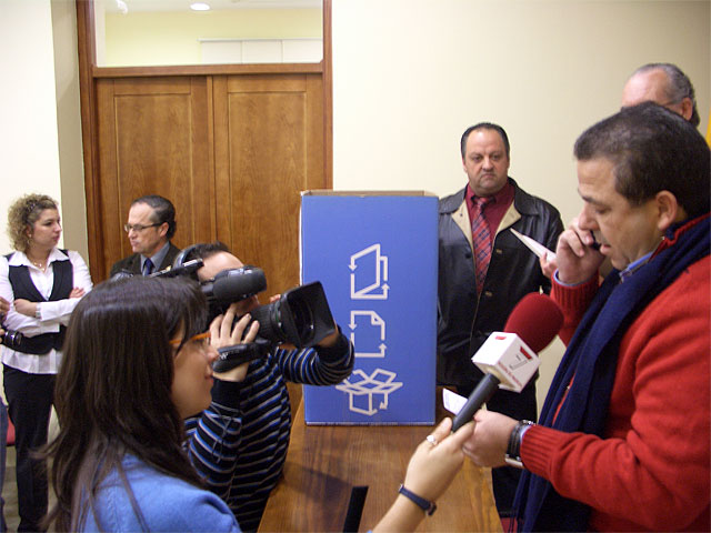 La Sala de Prensa de Casa Grande ha vivido una jornada inusual durante la celebración del sorteo de un cheque valorado en 3.000 euros organizado por la Asociación de Empresarios de Santomera –AES- - 3, Foto 3