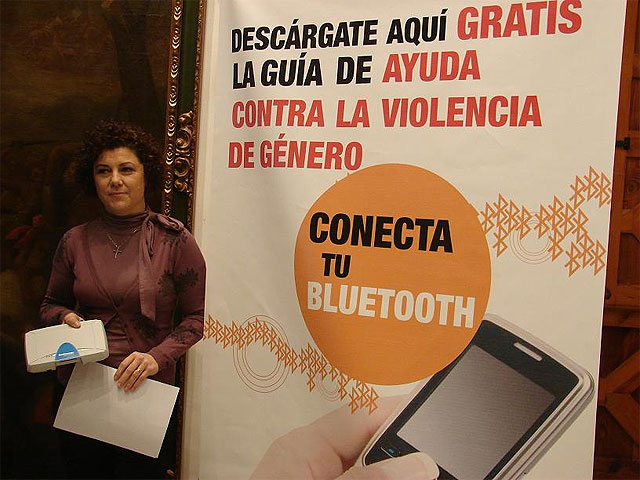 Las lorquinas podrán descargarse por Bluetooth la Guía de Ayuda contra la Violencia de Género en cuatro idiomas - 1, Foto 1