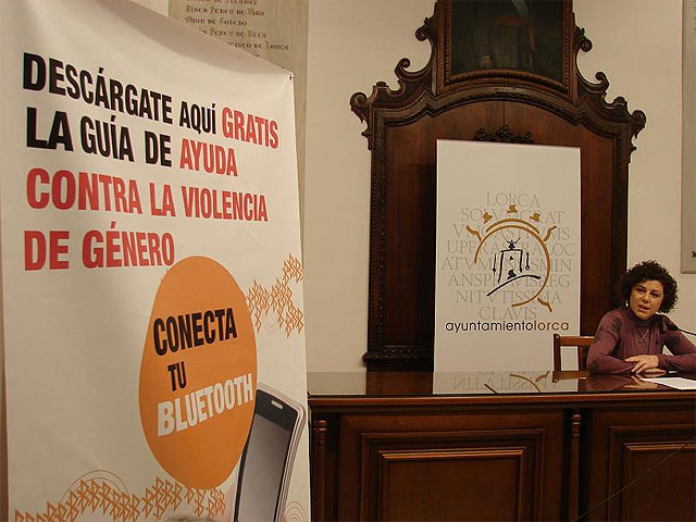 Las lorquinas podrán descargarse por Bluetooth la Guía de Ayuda contra la Violencia de Género en cuatro idiomas - 2, Foto 2