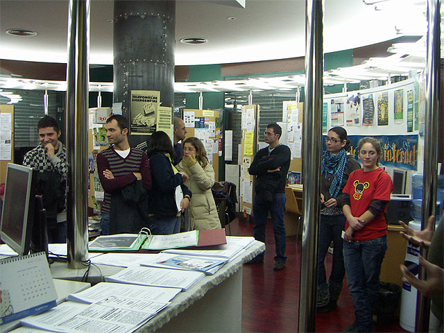 Jóvenes sordos visitan el Informajoven - 1, Foto 1