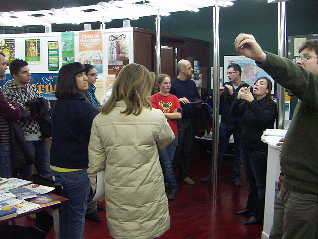 Jóvenes sordos visitan el Informajoven - 2, Foto 2