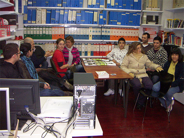 Jóvenes sordos visitan el Informajoven - 3, Foto 3