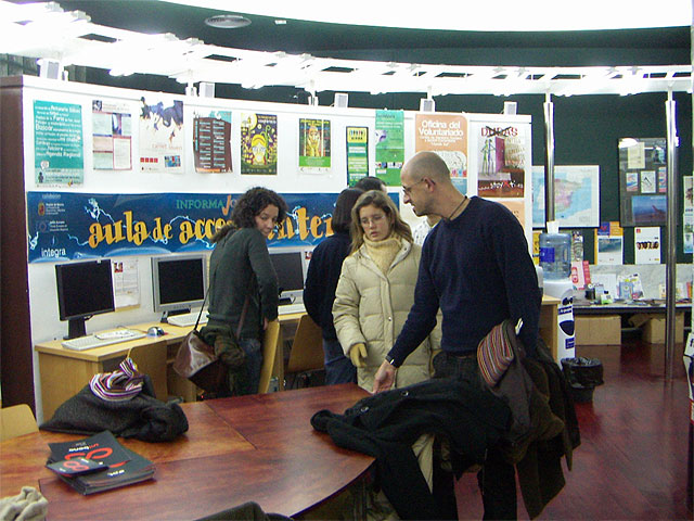 Jóvenes sordos visitan el Informajoven - 4, Foto 4