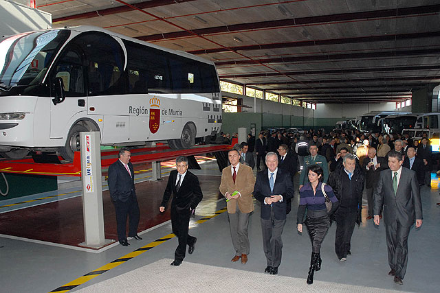 Valcárcel inaugura las nuevas instalaciones del Parque Móvil Regional, cuyos vehículos prestan más de 20.000 servicios al año - 2, Foto 2