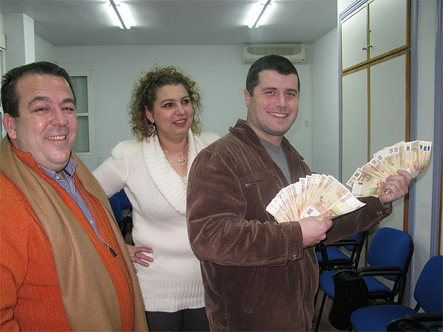 Javier Plaza Marín ha afrontado con éxito el reto de gastarse los 3.000 euros durante una frenética mañana de compras organizada por la Asociación de Comerciantes de Santomera - 1, Foto 1