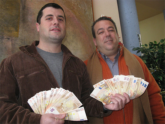 Javier Plaza Marín ha afrontado con éxito el reto de gastarse los 3.000 euros durante una frenética mañana de compras organizada por la Asociación de Comerciantes de Santomera - 2, Foto 2