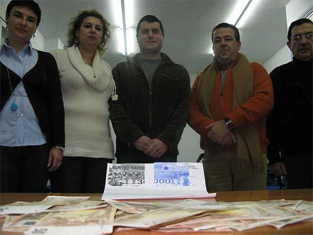 Javier Plaza Marín ha afrontado con éxito el reto de gastarse los 3.000 euros durante una frenética mañana de compras organizada por la Asociación de Comerciantes de Santomera - 3, Foto 3
