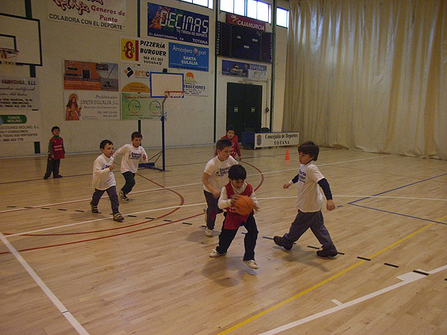 La Concejala de Deportes organiz una jornada de Minibasket Prebenjamn - 1