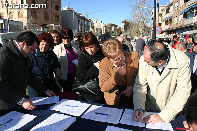 El alcalde y autoridades municipales acuden al punto de firmas instalado en el mercadillo por la plataforma en contra del trazado del AVE a su paso por Totana, Foto 1
